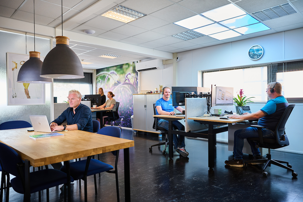 Het team van Dynalogical aan het werk op kantoor in Emmen